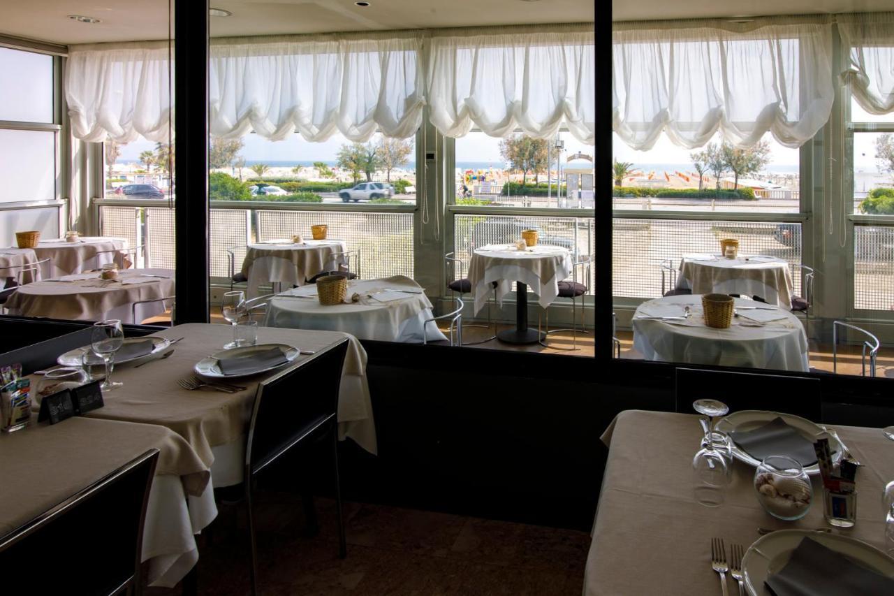 Hotel Derby Rimini Buitenkant foto